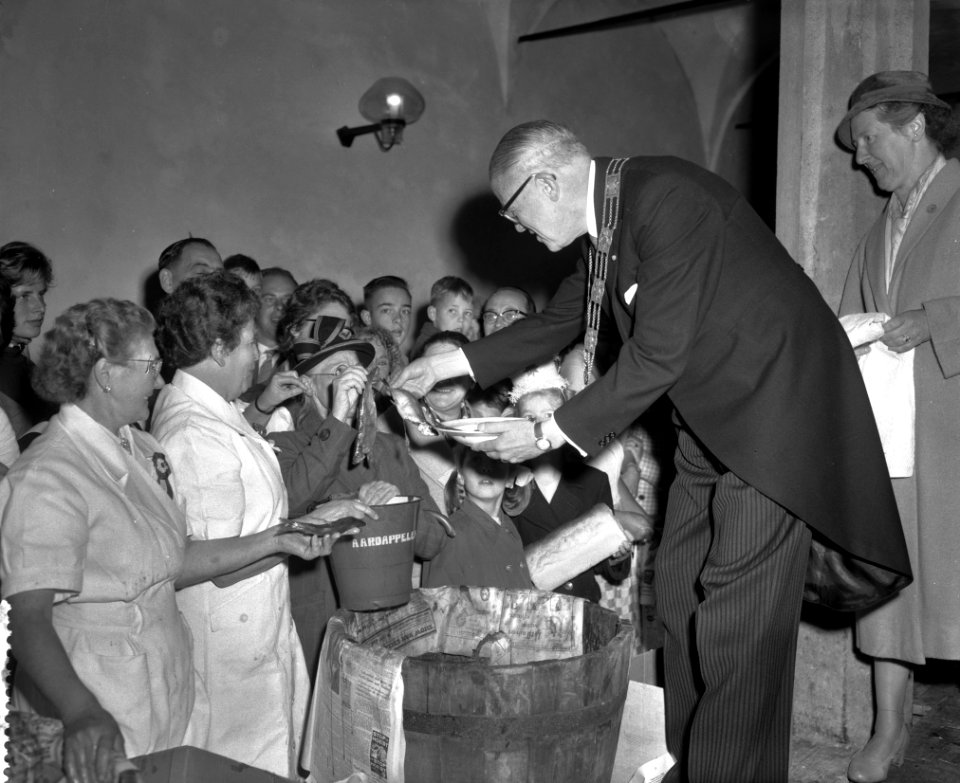 3 oktober feesten in Leiden, burgemeester Van Kinschot deelt haring uit, Bestanddeelnr 911-6431