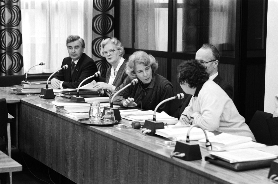 2e van links staatssecretaris Els Veder-Smit, 3e van links minister Til Gardenie, Bestanddeelnr 931-2852