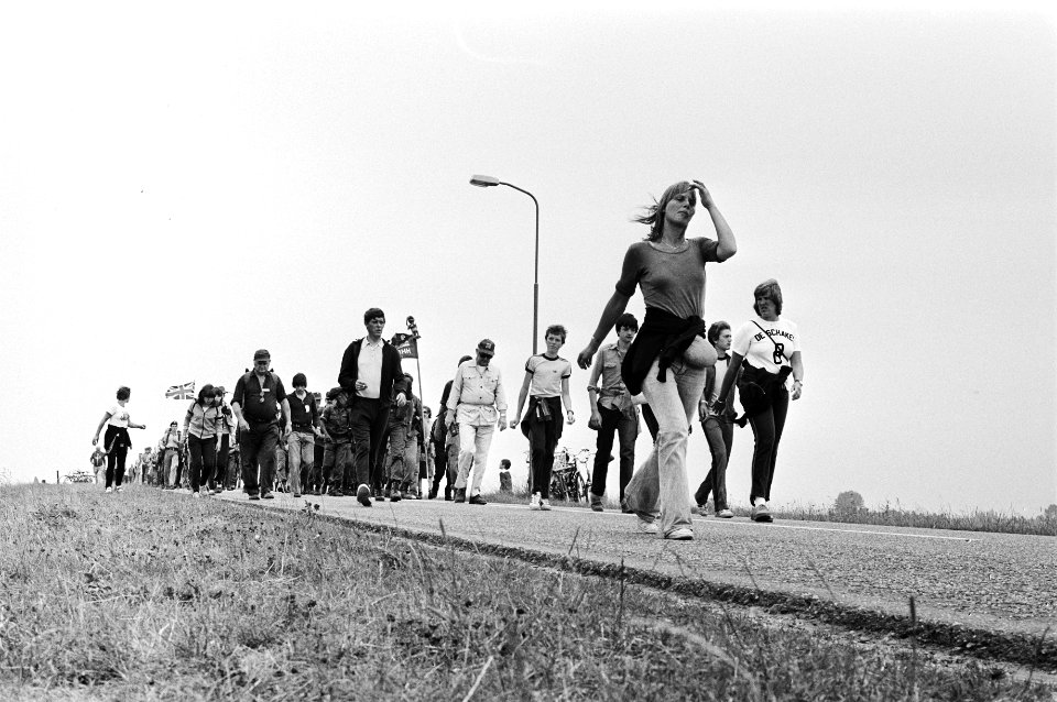 2e Dag deelnemers onderweg, Bestanddeelnr 930-3592