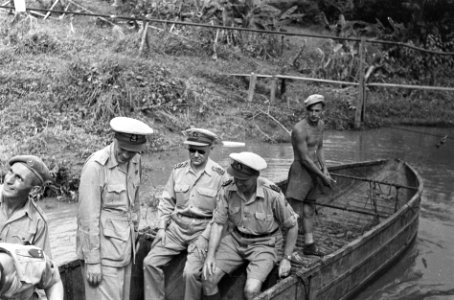 2e Infanterie BrigadegroepGeneraal Kruls in een rubberboot die dienst doet al, Bestanddeelnr 4289