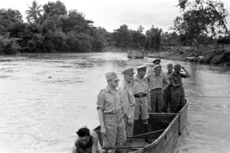 2e Infanterie BrigadegroepGeneraal Kruls steekt per rubberboot een rivier bij, Bestanddeelnr 4297