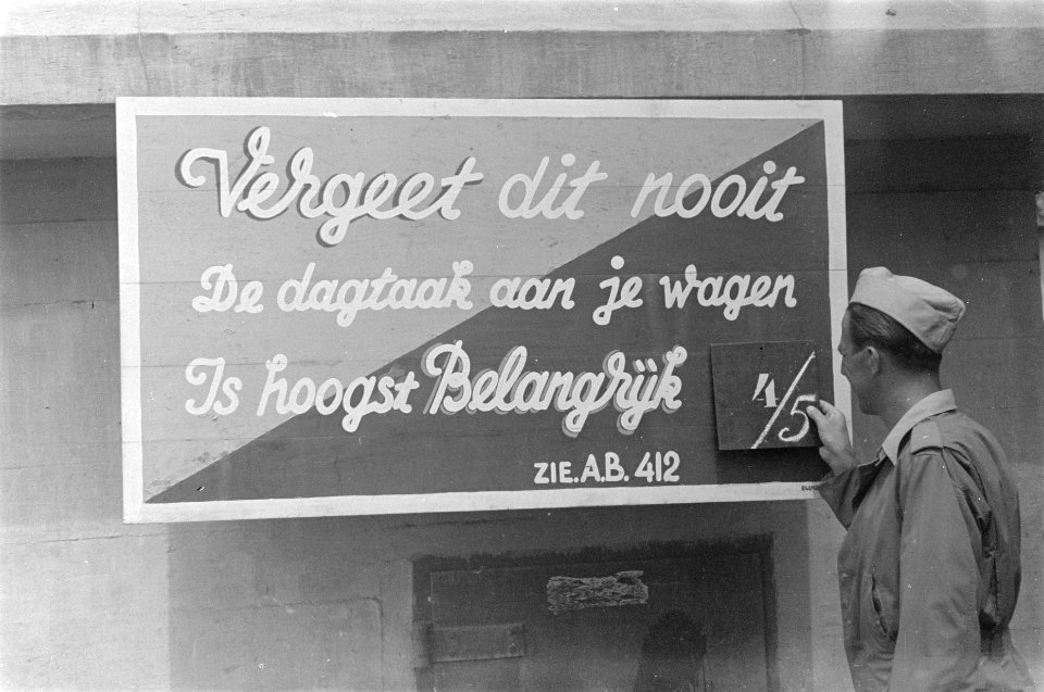 2e Compagnie AAT Aan- en Afvoertroepen. Op het bord staat 'Vergeet dit nooit., Bestanddeelnr 158-1-6