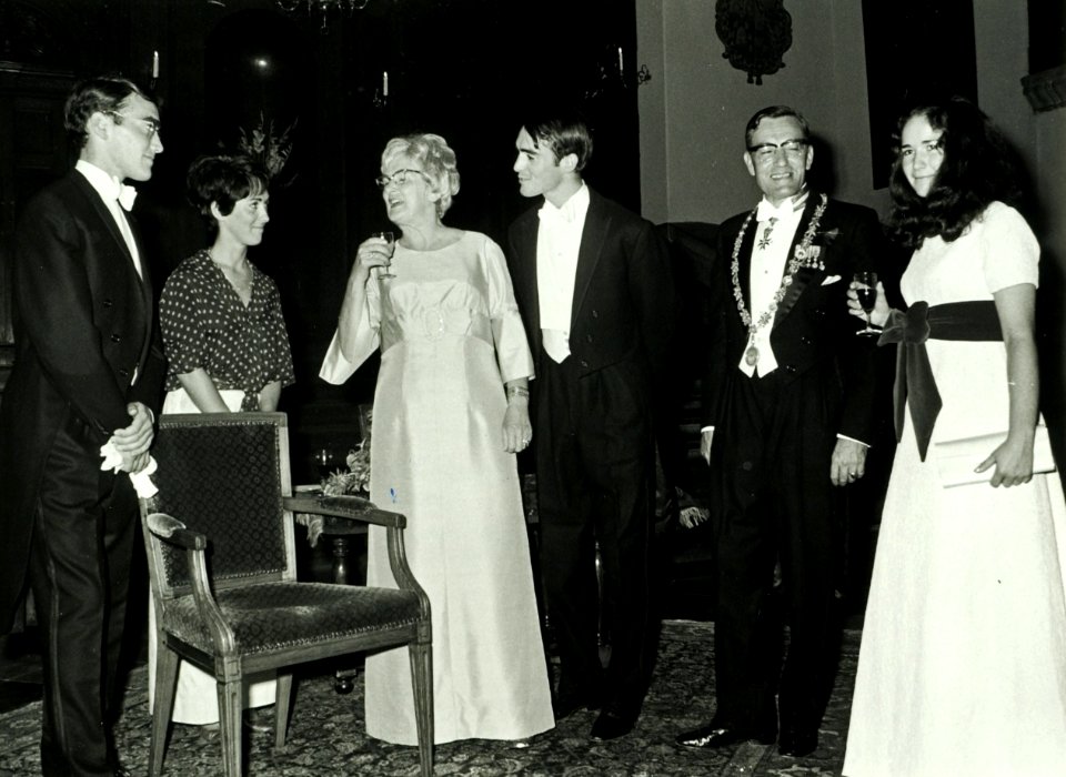 2e van rechts Gou, burgemeester Mr. Dr. L. de zijn gezin, NL-HlmNHA 5400463865
