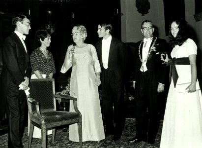 2e van rechts Gou, burgemeester Mr. Dr. L. de zijn gezin, NL-HlmNHA 5400463865