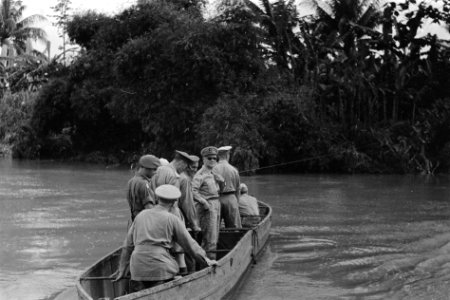 2e Infanterie BrigadegroepGeneraal Kruls in een rubberboot die dienst doet al, Bestanddeelnr 4290