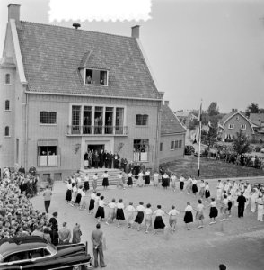2e dag bezoek Prins Bernhard Gelderland. Jeugd van Ocht voerde volksdansen uit, Bestanddeelnr 905-7509