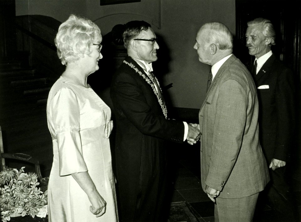 2e van links Gou, burgemeester Mr. Dr. L. de, NL-HlmNHA 5400463869