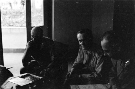 2e Infanterie Brigadegroep Generaal Kruls in overleg met een luitenant-kolone, Bestanddeelnr 4326