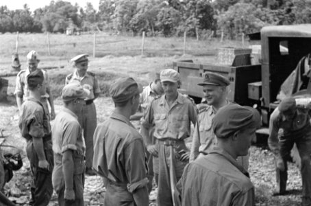 2e Infanterie Brigadegroep Generaal Kruls in gesprek met manschappen van een , Bestanddeelnr 4337