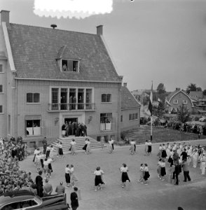 2e dag bezoek Prins Bernhard Gelderland. Jeugd van Ocht voerde volksdansen uit, Bestanddeelnr 905-7510