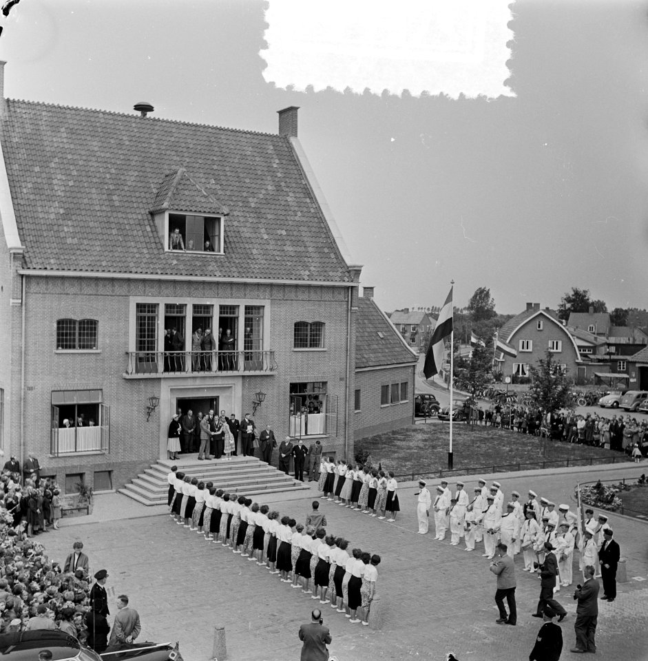 2e dag bezoek Prins Bernhard aan Gelderland. Erewacht bij raadhuis van Ochten, Bestanddeelnr 905-7513