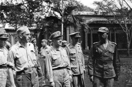 2e Infanterie Brigadegroep Generaal Kruls krijgt uitleg van een luitenant-kol, Bestanddeelnr 4324