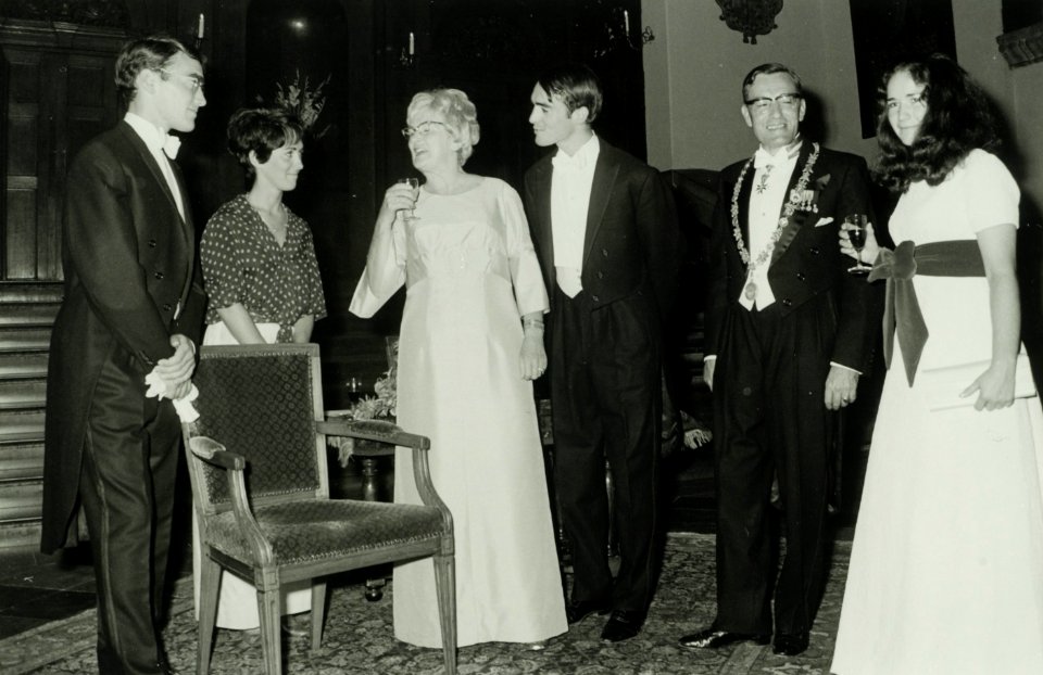 2e van rechts Gou, burgemeester Mr. Dr. L. de zijn gezin, NL-HlmNHA 5400463868