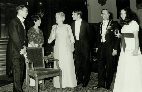 2e van rechts Gou, burgemeester Mr. Dr. L. de zijn gezin, NL-HlmNHA 5400463868