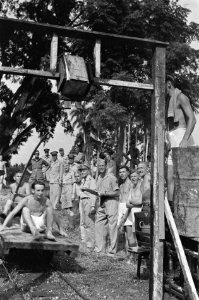 2e Infanterie BrigadegroepFeestelijkheden in post Kebalan, Bestanddeelnr 4293