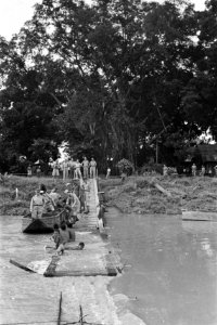 2e Infanterie BrigadegroepGeneraal Kruls steekt per rubberboot een rivier bij, Bestanddeelnr 4296