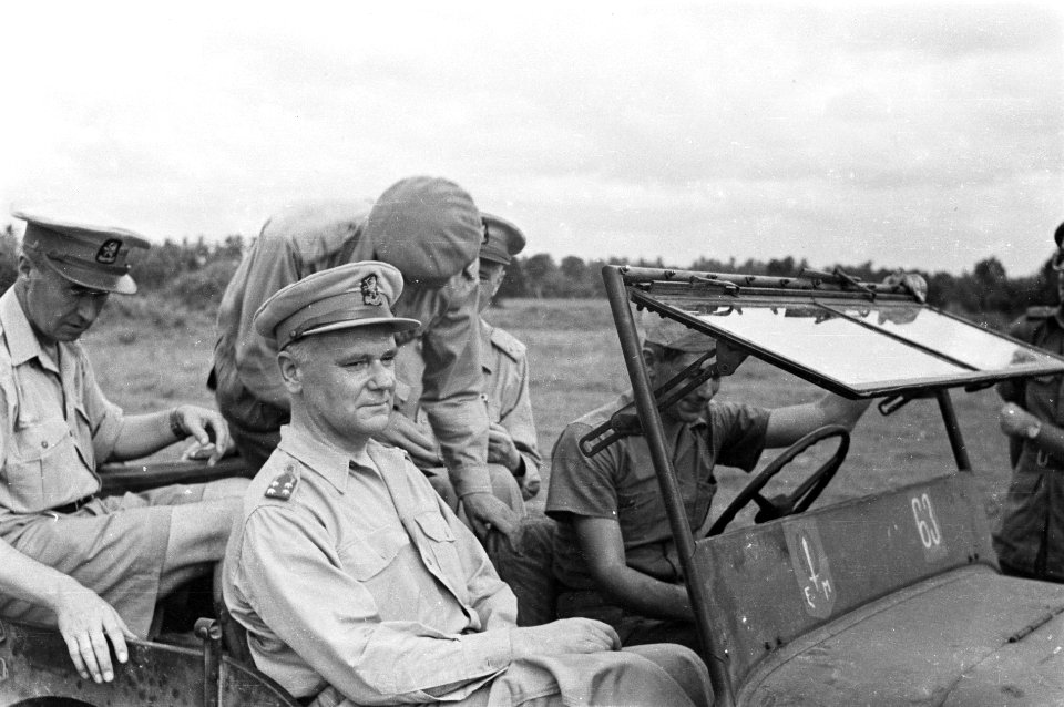 2e Infanterie BrigadegroepGeneraal Kruls weer in een jeep. Achter hem generaa, Bestanddeelnr 4301