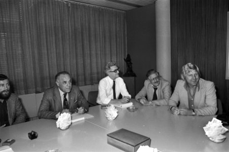 2e van links voorzitter Schroer (FNV-vervoersbond) en J v Eldik, Bestanddeelnr 930-4218