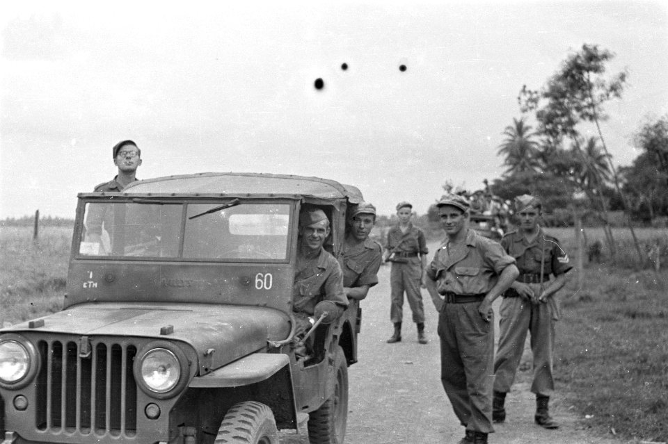 2e Infanterie Brigadegroep soldaten poseren bij een jeep, Bestanddeelnr 4308