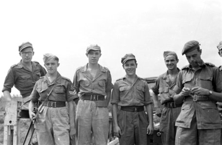 2e Infanterie Brigadegroep Militairen die Kruls begeleiden poseren. Rechts de, Bestanddeelnr 4329