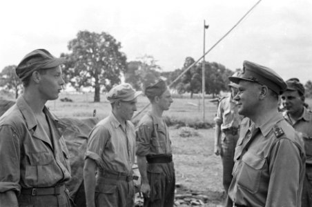 2e Infanterie Brigadegroep Generaal Kruls in gesprek met manschappen van een , Bestanddeelnr 4336