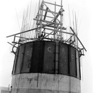 6x6 Glijbekisting bij bouw van betonnen schoorstenen, terrein GEB Rotterdam, Bestanddeelnr 256-0883