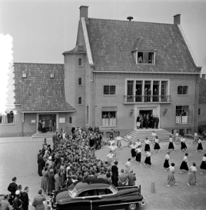 2e dag bezoek Prins Bernhard Gelderland. Jeugd van Ocht voerde volksdansen uit, Bestanddeelnr 905-7511