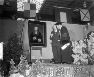 64 ste Lustrum Universiteit Amsterdam aanbieding schilderij, Bestanddeelnr 905-1402