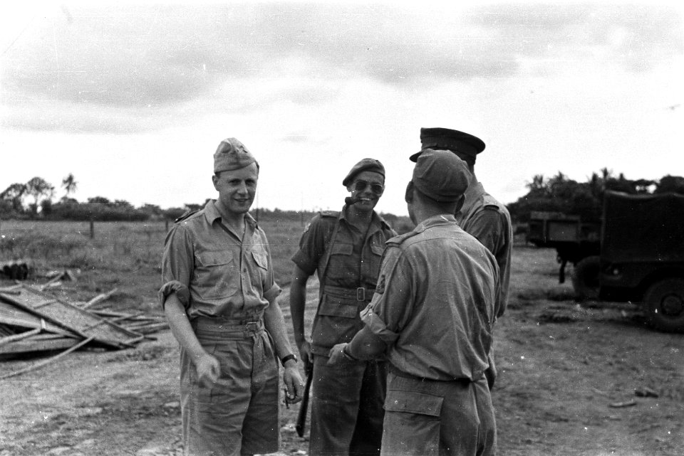 2e Infanterie BrigadegroepVier begeleiders van generaal Kruls overleggen, Bestanddeelnr 4303