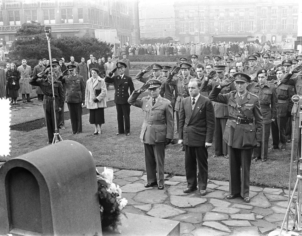 7 december devisie , kranslegging Dam Amsterdam 912, Bestanddeelnr 906-1600