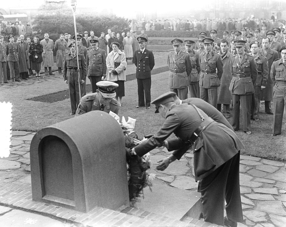 7 december devisie , kranslegging Dam Amsterdam 912, Bestanddeelnr 906-1601
