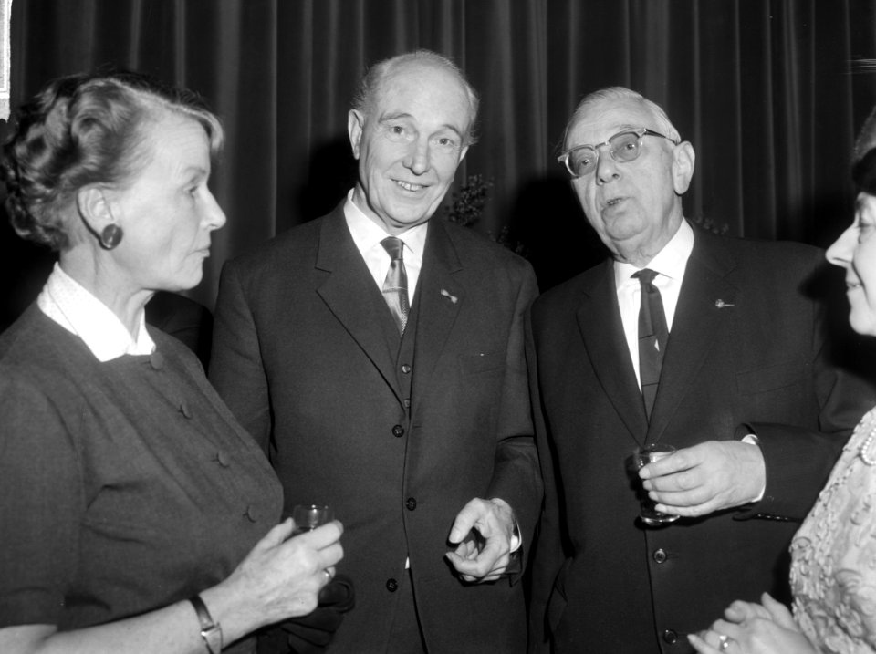 60-jarig bestaan van de Vereniging van Letterkundigen , tijdens receptie v.l.n.r, Bestanddeelnr 917-4249