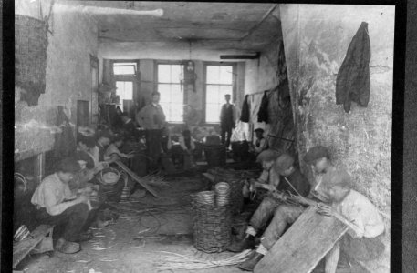 5x5 Jongens werkzaam in de mandenmakerij, Bestanddeelnr 256-4976