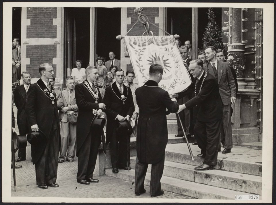 63ste Lustrum van het USC. De aanbieding van de Universiteitsbanier door de rect, Bestanddeelnr 056-0978