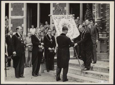 63ste Lustrum van het USC. De aanbieding van de Universiteitsbanier door de rect, Bestanddeelnr 056-0978