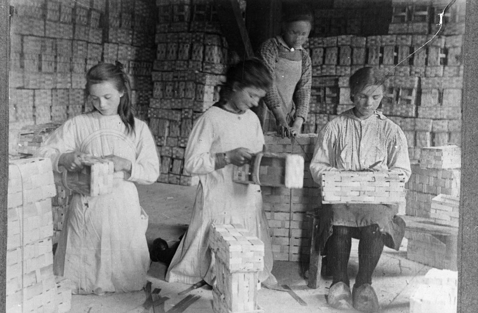 5x5 Meisjes werkzaam in de mandenmakerij, Bestanddeelnr 256-4977