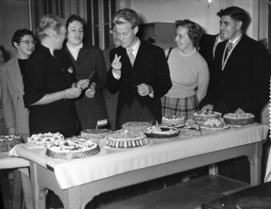75-jarig bestaan Vrije Universiteit , taartenbakwedstrijd voor huisvrouwen, Bestanddeelnr 907-3921