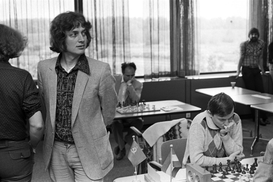 5e ronde IBM schaaktoernooi in Amsterdam; Jan Timman wandelt rond, rechts Karpov, Bestanddeelnr 931-4995