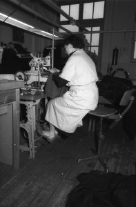 5x5 Vrouw bezig met stikwerk, Bestanddeelnr 256-4998