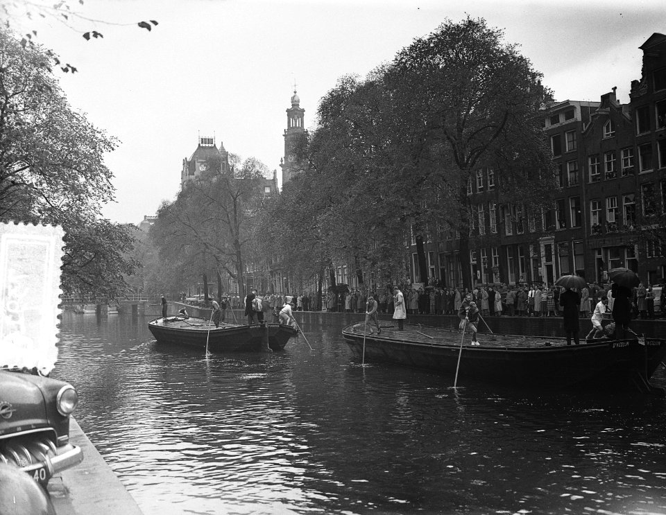 75-jarig bestaan Vrije Universiteit , vaarjool met dekschuiten in Keizersgracht, Bestanddeelnr 907-3924