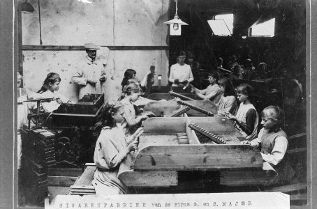 5x5 Meisjes werkzaam in de sigarenindustrie, Bestanddeelnr 256-4975