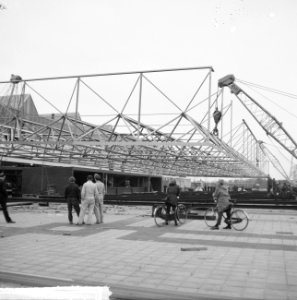 62 ton staalconstructie hing in de lucht bestemd voor oosthal van nieuwe RAI, Bestanddeelnr 917-2141