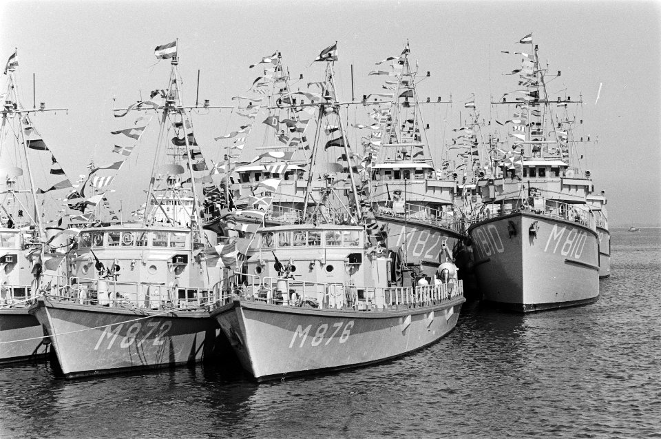 75-jarig bestaan Mijnendienst van de Koninklijke Marine. Alle mijnvegers met vla, Bestanddeelnr 932-1604