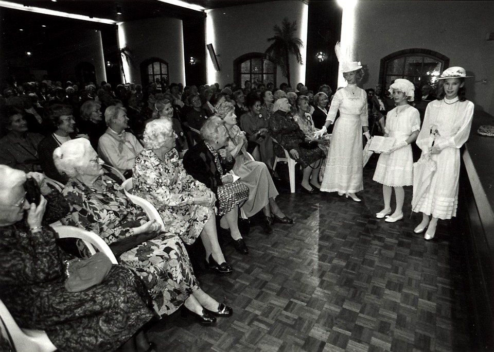 75-jarig bestaan van de Ned.Ver. van Huisvrouwen (NVVH). Authentieke modeshow uit de jaren 1900-1930