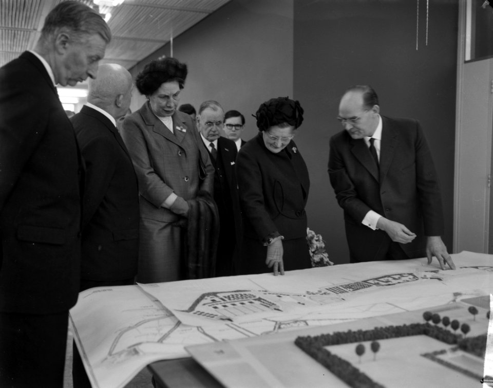 75 Jarig bestaan Nederlandse Heide Maatschappij , koningin Juliana op de afdelin, Bestanddeelnr 914-7688