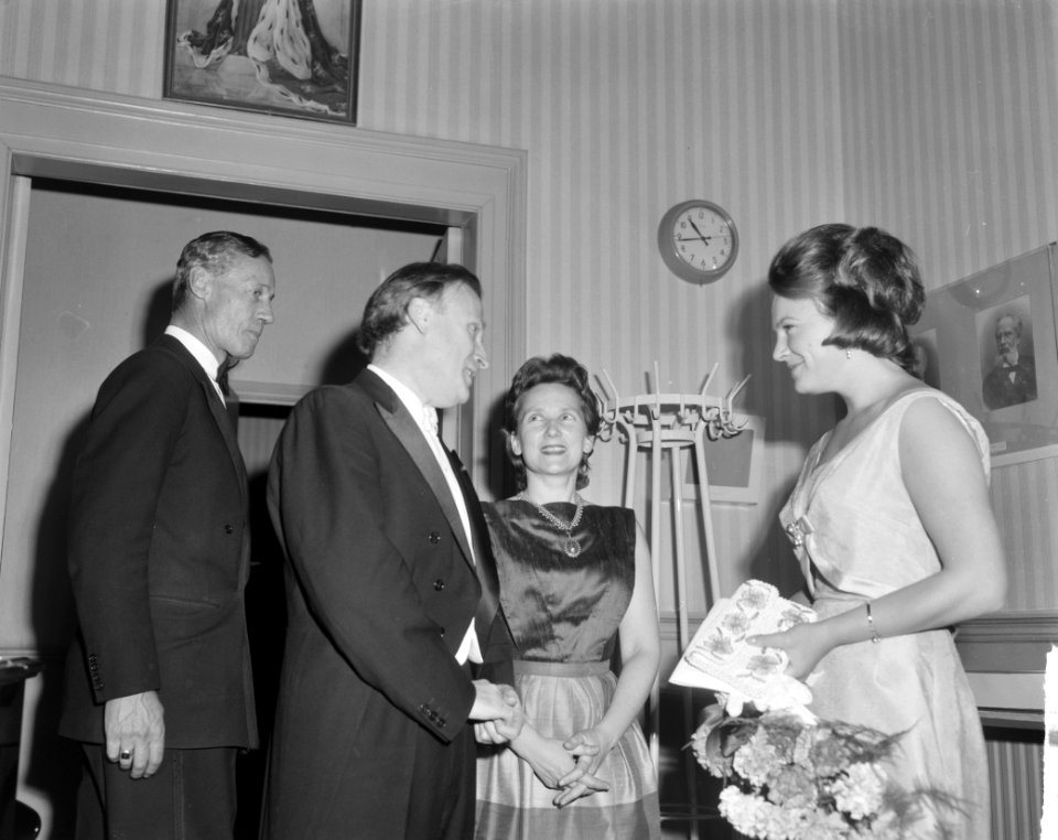 75 Jarig bestaan Concertgebouw in Amsterdam Yehudi en Hephzibah Menulin worden , Bestanddeelnr 914-9958