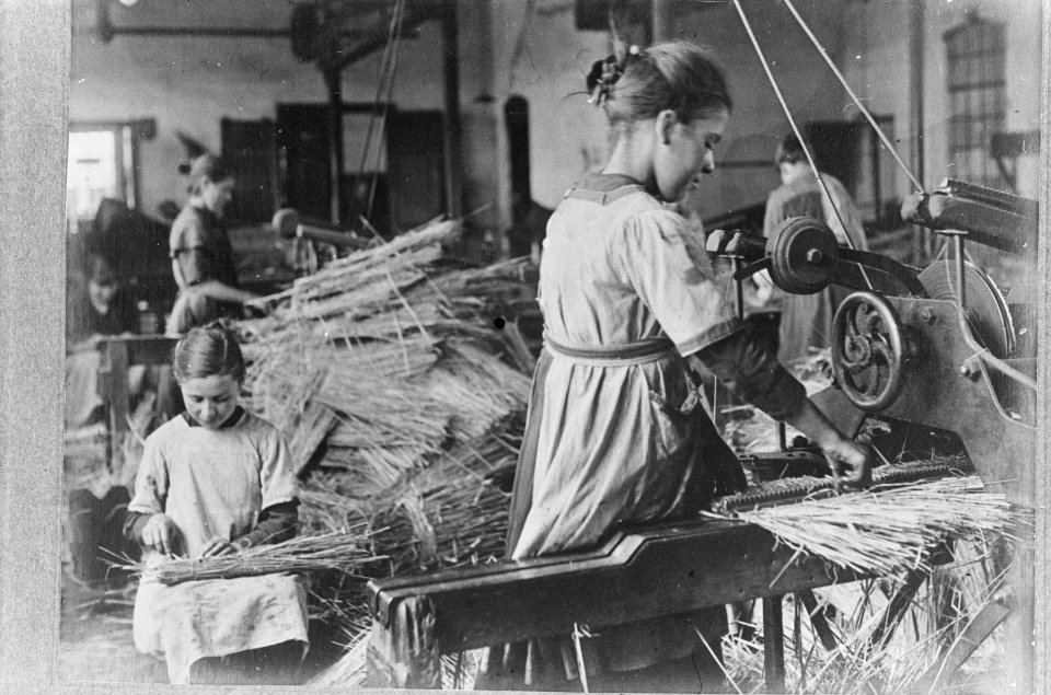 5x5 Meisjes en vrouwen aan het binden van vegers, Bestanddeelnr 256-4982