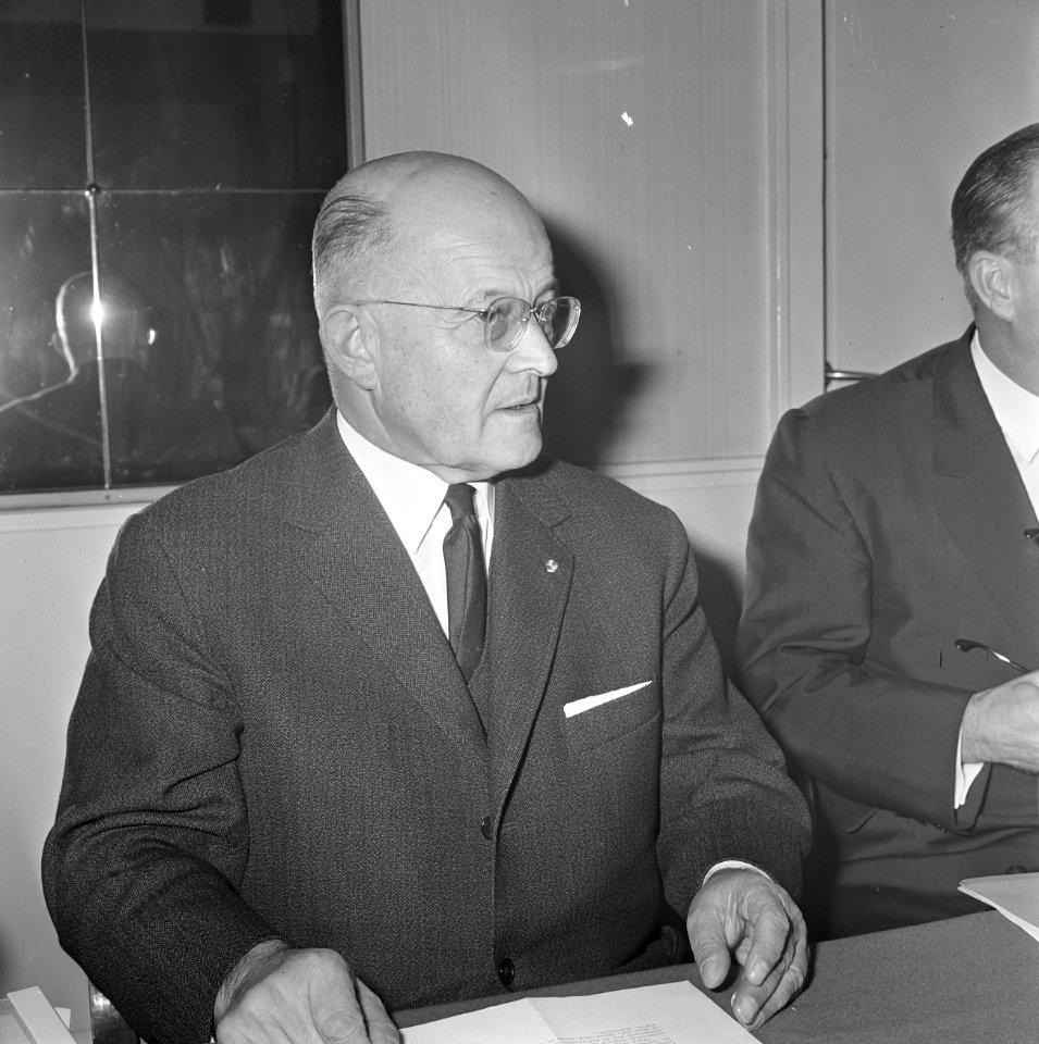 75 jaar KNVB persconferentie in Den Haag , dr. Schroder (kop), voorzitter KNVB, Bestanddeelnr 917-1519
