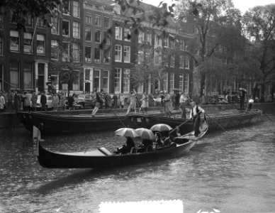 75-jarig bestaan Vrije Universiteit , vaarjool met dekschuiten in Keizersgracht, Bestanddeelnr 907-3925