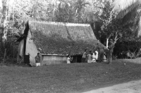 8 (IV) Bataljon Stoottroepen in Batoeradja in Zuid-Sumatra. Soldaten krijgen dri, Bestanddeelnr 320-1-6